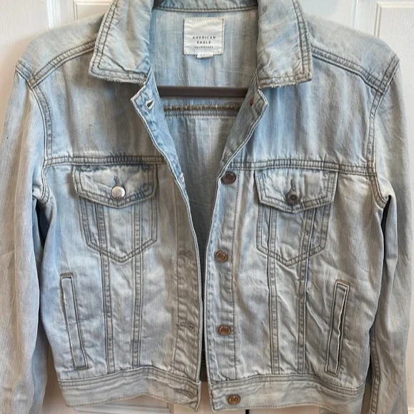 American Eagle light-washed denim jean jacket - Picture 2 of 4